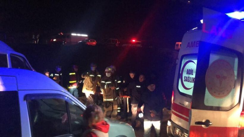 İşçi minibüsü köprü inşaatına uçtu: 5 yaralı