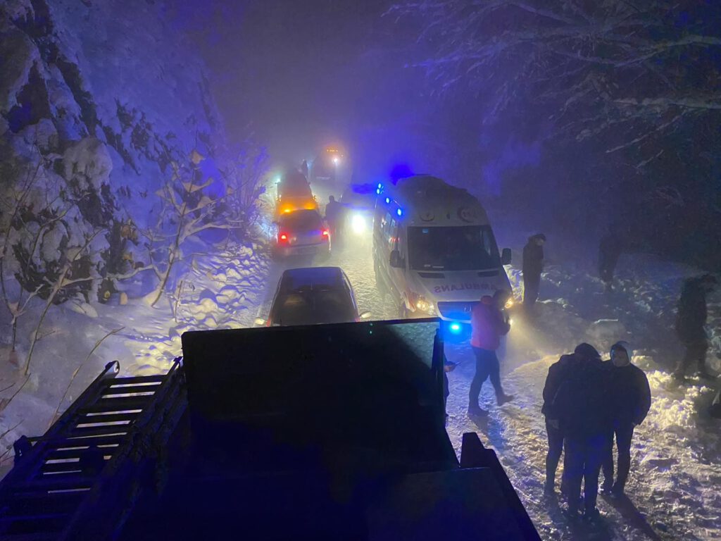 Uçurumda donmak üzereyken böyle kurtarıldılar