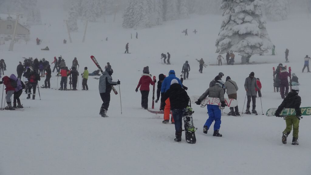 Uludağ’da kar ve tipi kayakçılara engel oluyor