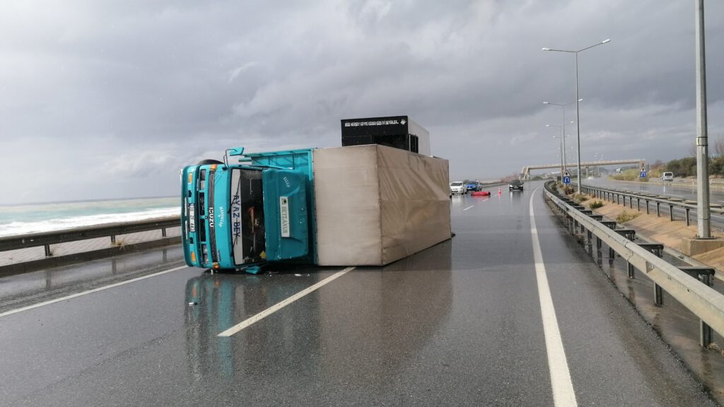 Bu kamyonu fırtına devirdi!