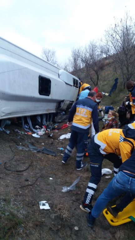 Tur midibüsü devrildi: Yaralılar var