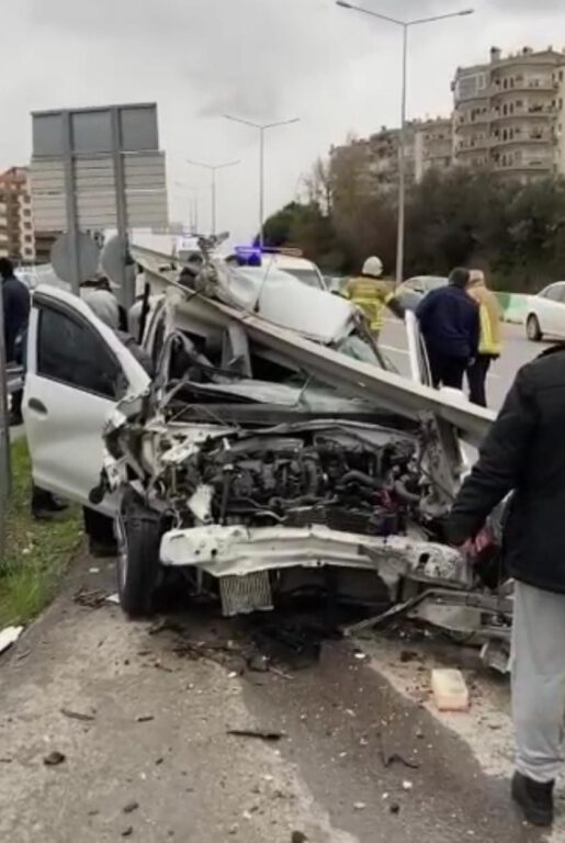 Hurdaya dönen araçtan burnu bile kanamadan çıktı
