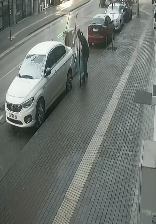 Çöp kovasını böyle çaldı!