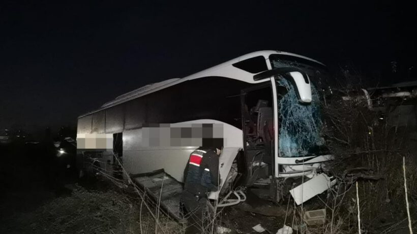 Otobüs tarlaya uçtu: 12 yaralı!