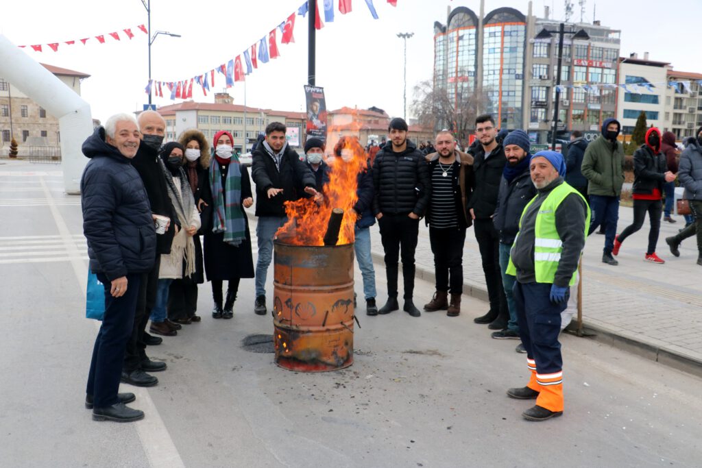 Kent meydanına soba kurdular öyle ısındılar