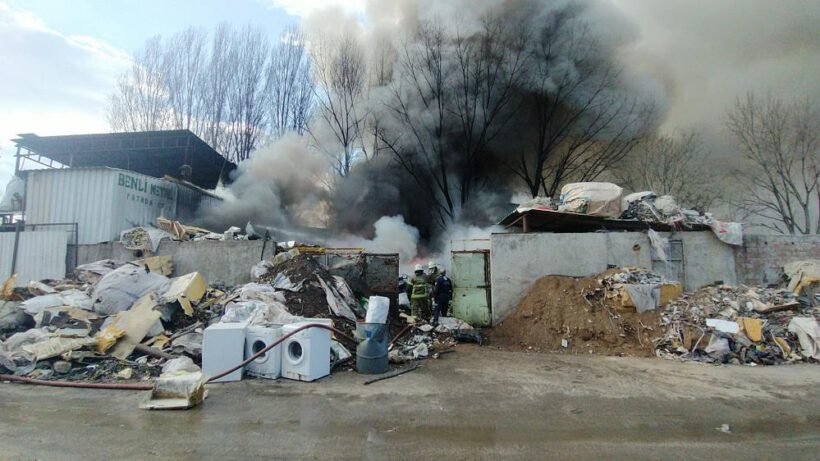 Bursa’da hurda deposu alev aldı