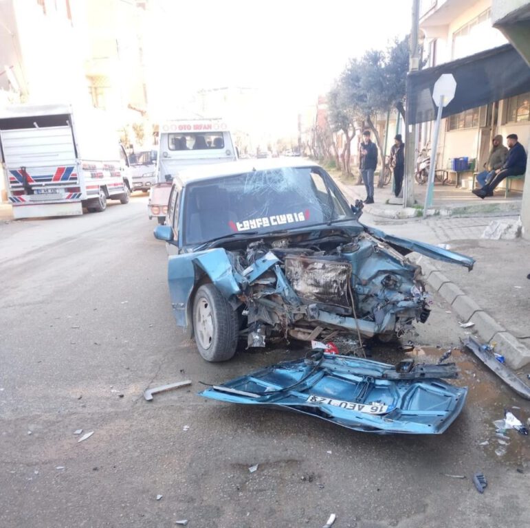 Park halindeki araca çarptı; 1 yaralı