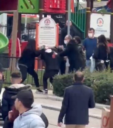 Genç kızlar tekme tokat kavga ettiler!