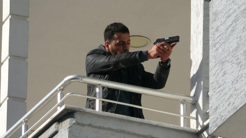 Karısını öldürüp balkonda poz verdi