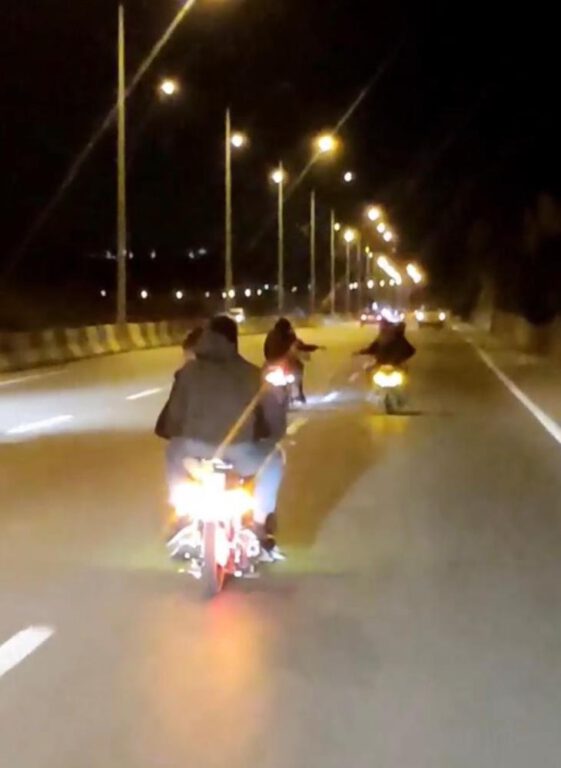 Motorlu gençlerin trafikte tehlikeli anları