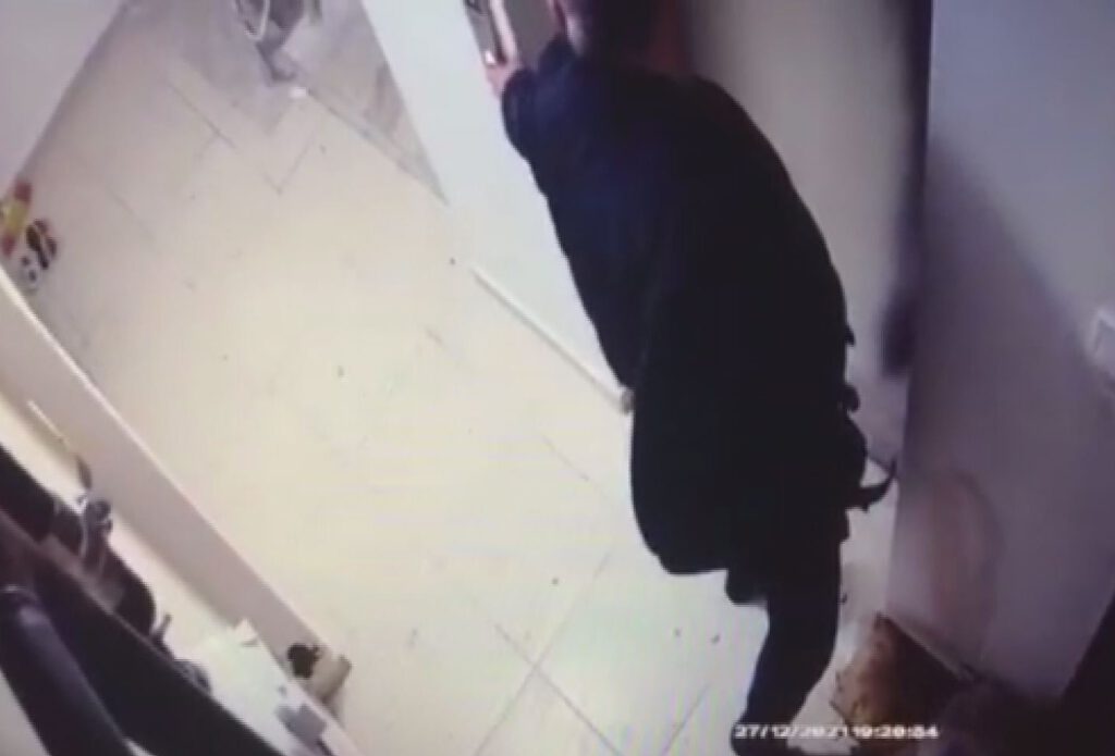 Psikopat komşunun çöp ve idrar işkencesi kamerada!