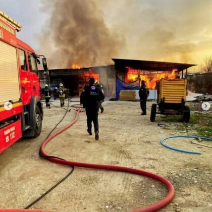 Büyük zarar: Malzeme deposunda yangın çıktı