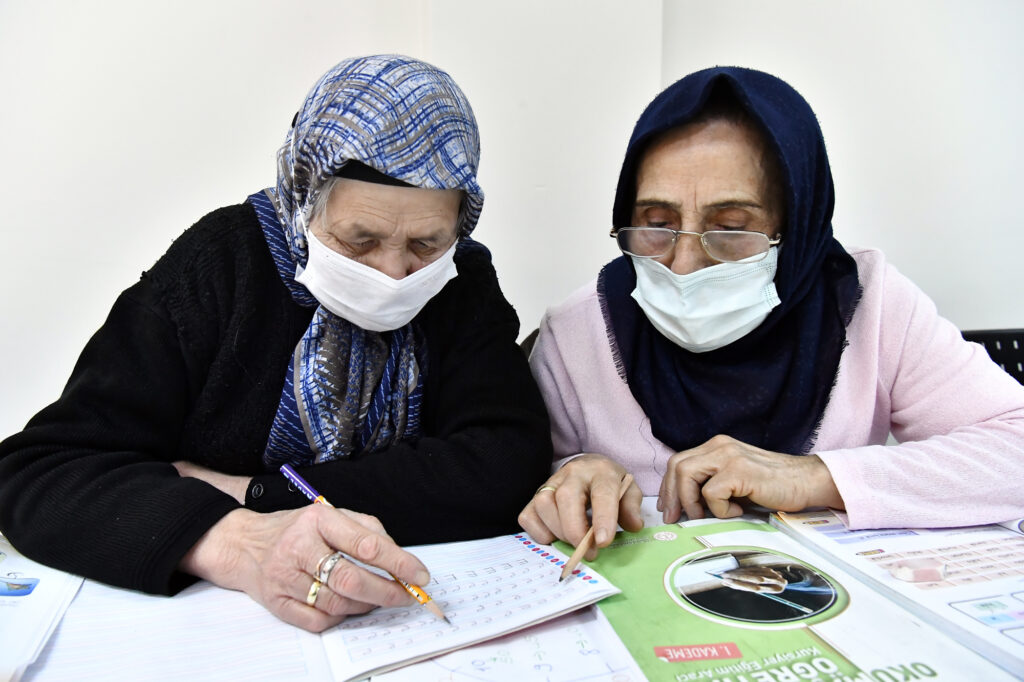 65 yaşında okuma yazma öğrendiler