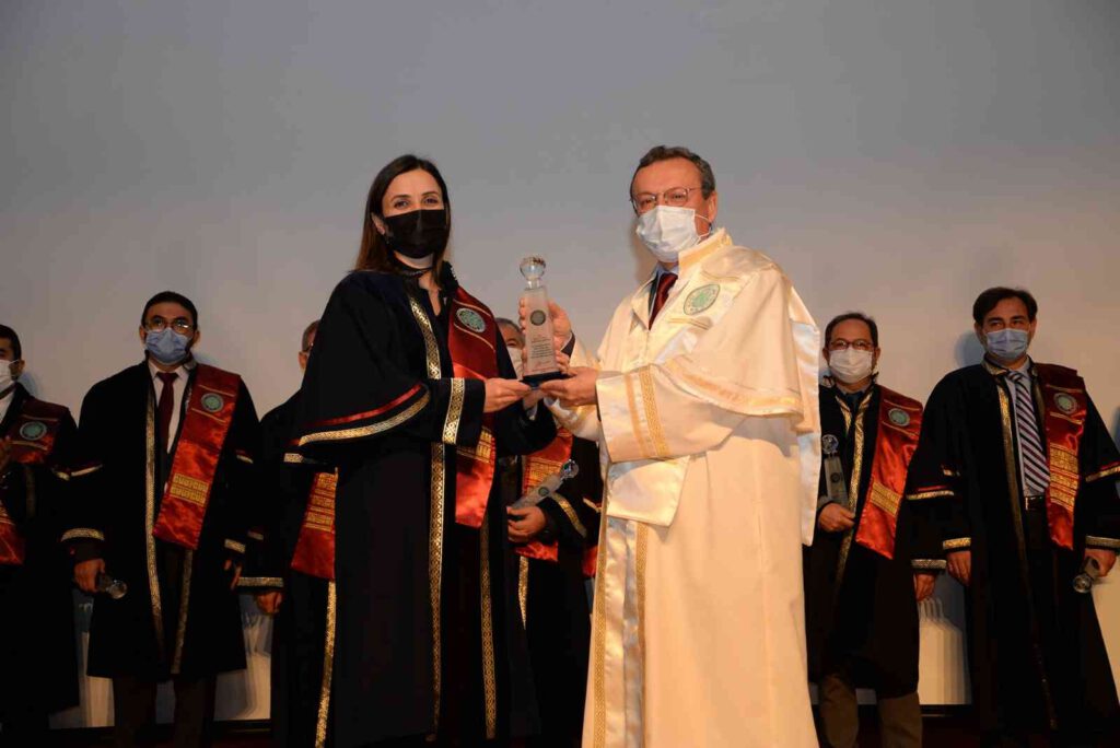 Başarılı akademisyenlere ödül