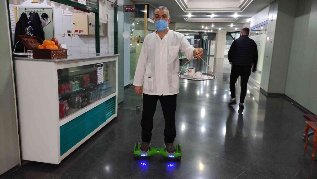 Çayları uçarak servis ediyor!