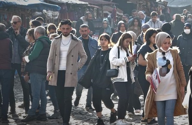 Güzel havada köyün nüfusu 70 kat arttı!