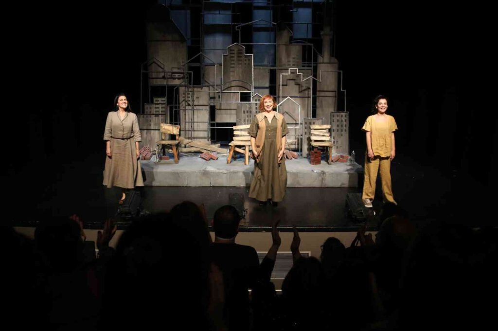 İBB Şehir Tiyatroları sahne aldı