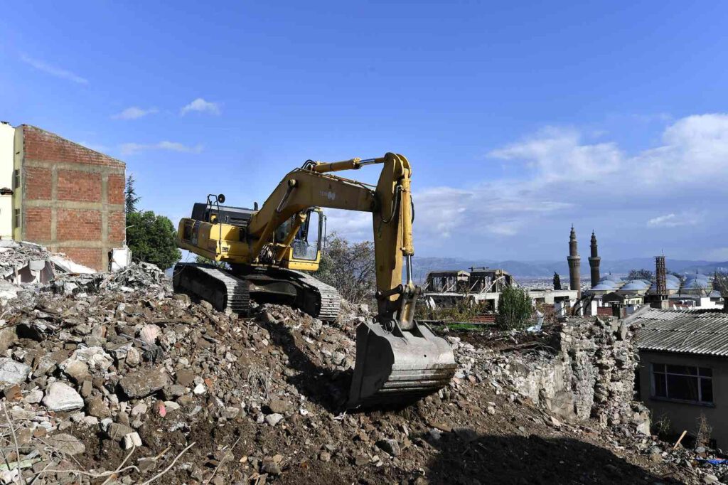 Kavaklı’da riskli binaların yıkımı sürüyor