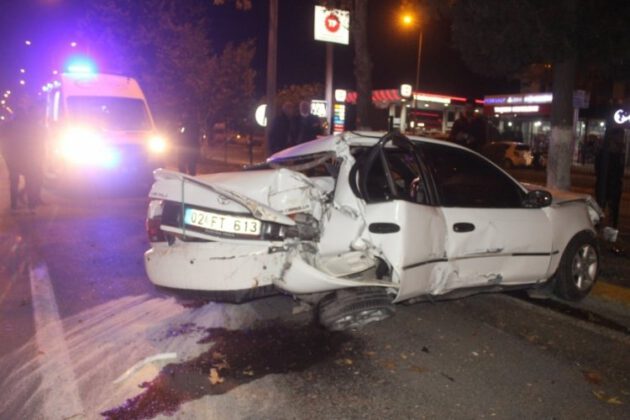 Otomobil ile yolcu otobüsü çarpıştı