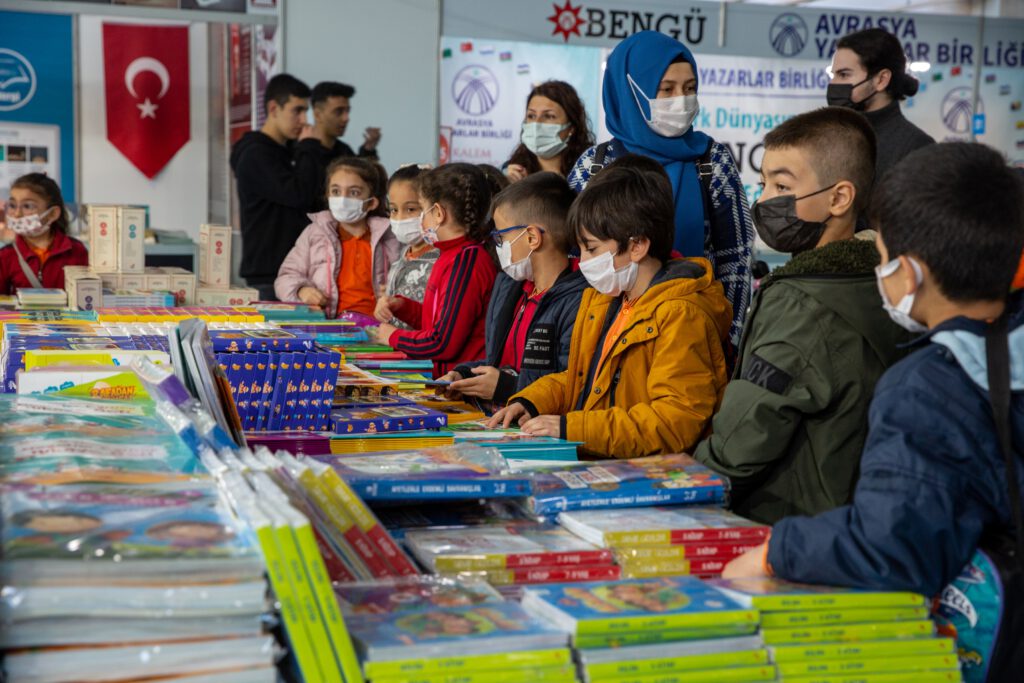 Bursa Kitap Fuarı’na yoğun ilgi sürüyor