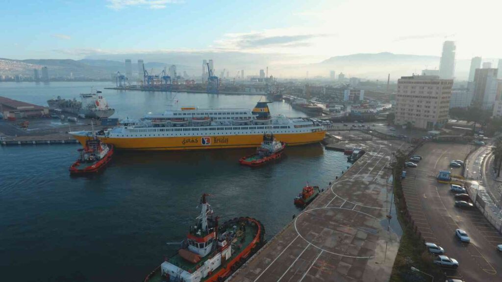 Libya’dan gelen ilk yolcu gemisi İzmir’e ulaştı