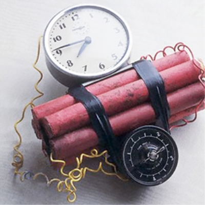 AK Parti binası önünde saatli bomba!