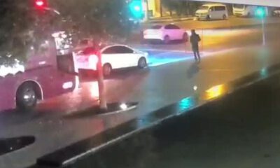 Trafik ışıklarında silahlı saldırı kamerada