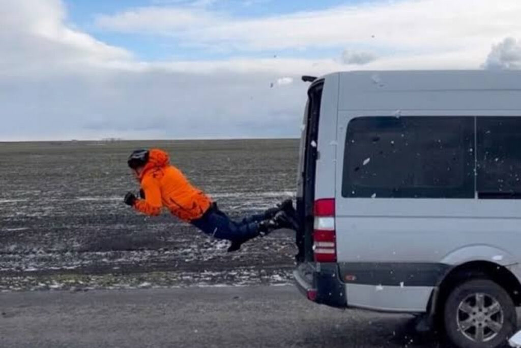 Rus dublör minibüsün içinden mermi gibi geçti