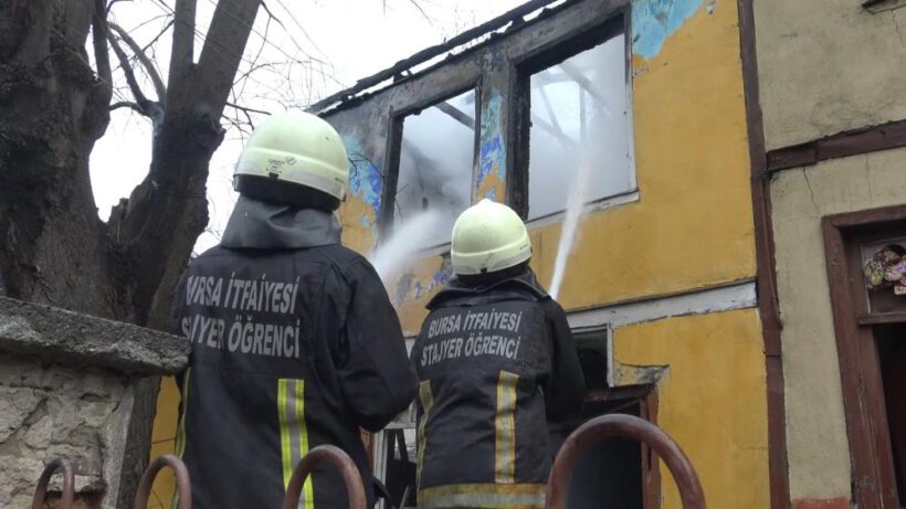 Yakılan metruk binayı stajyer itfaiyeciler söndürdü