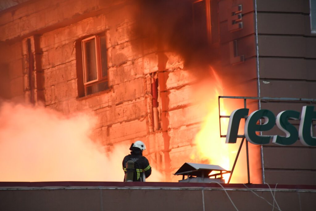 Benzin istasyonunda çıkan yangın otele sıçradı