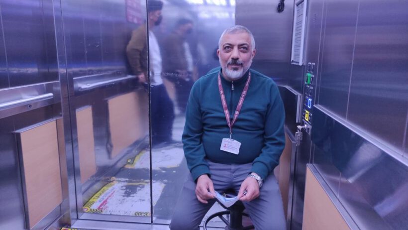 16 yıldır her gün 9 saati asansörde geçiyor
