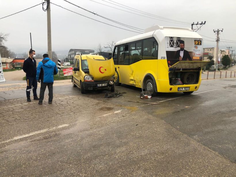Minibüs ile ticari araç çarpıştı: 1 yaralı