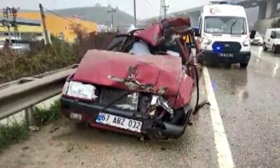 Tıra çarpan araç hurdaya döndü