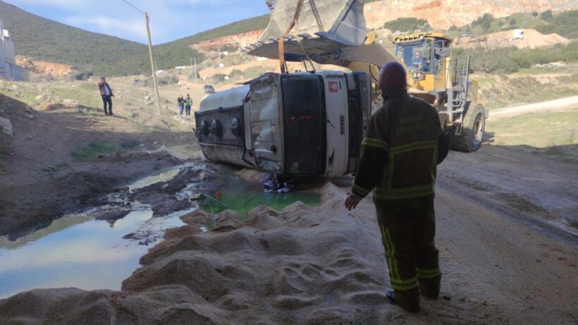 Akaryakıt tankeri devrildi, litrelerce mazot yola aktı