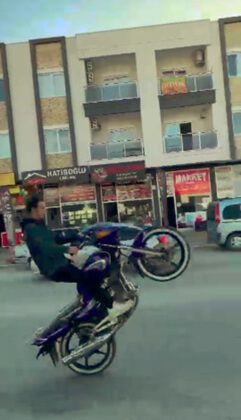 TikTokçular show yaparken ehliyetleri kaptırdı