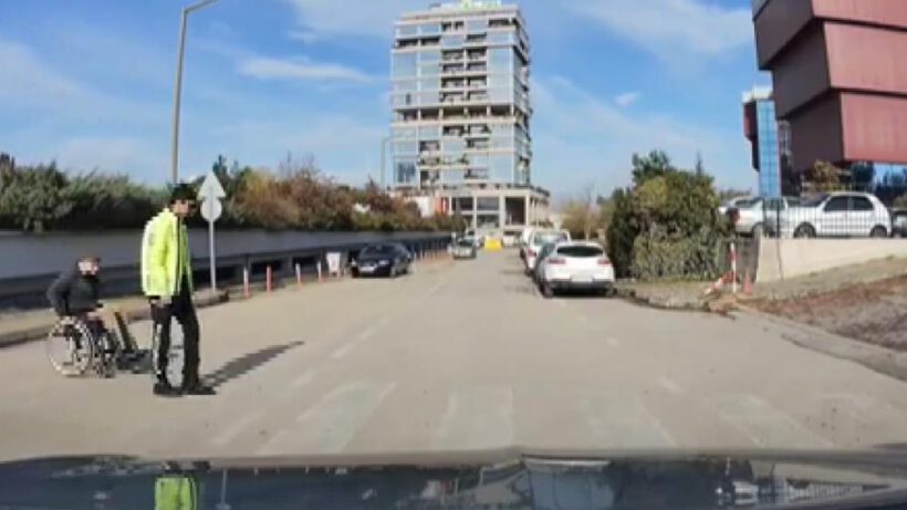 Engelli vatandaşın imdadına trafik polisi yetişti