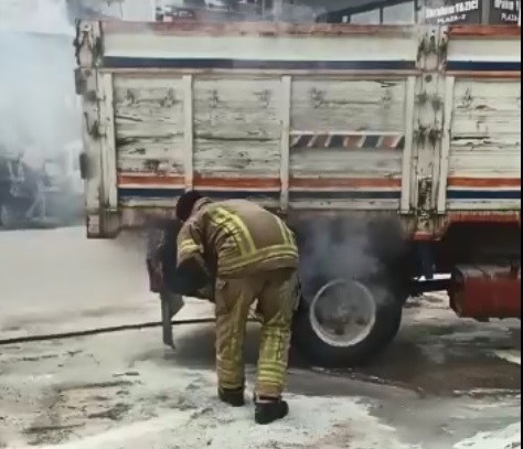 Balataları sıkışan kamyon alev aldı