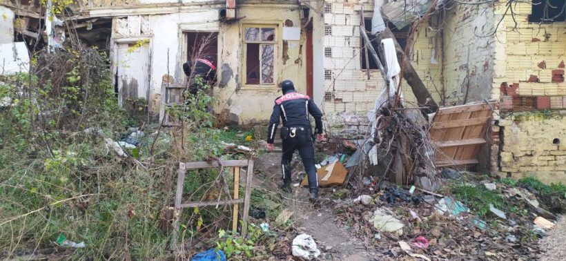 Metruk binayı polis ablukaya aldı