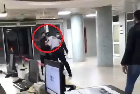 Bursa’da acil servis karıştı: Güvenlik hastaya kafa attı