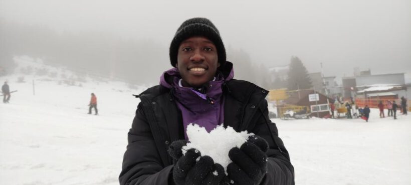 Hayatında ilk defa kar gören Afrikalı havalara uçtu