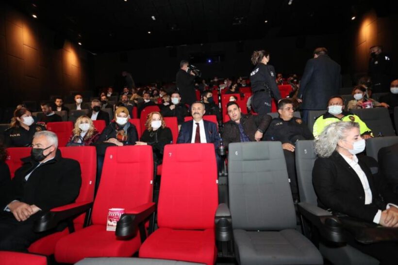 “İyi ki Varsın Eren” filmini şehit aileleriyle birlikte izledi