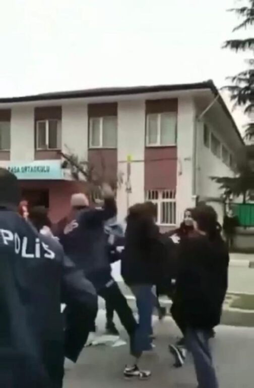 Bursa’da liseli kızların meydan savaşı kameralarda