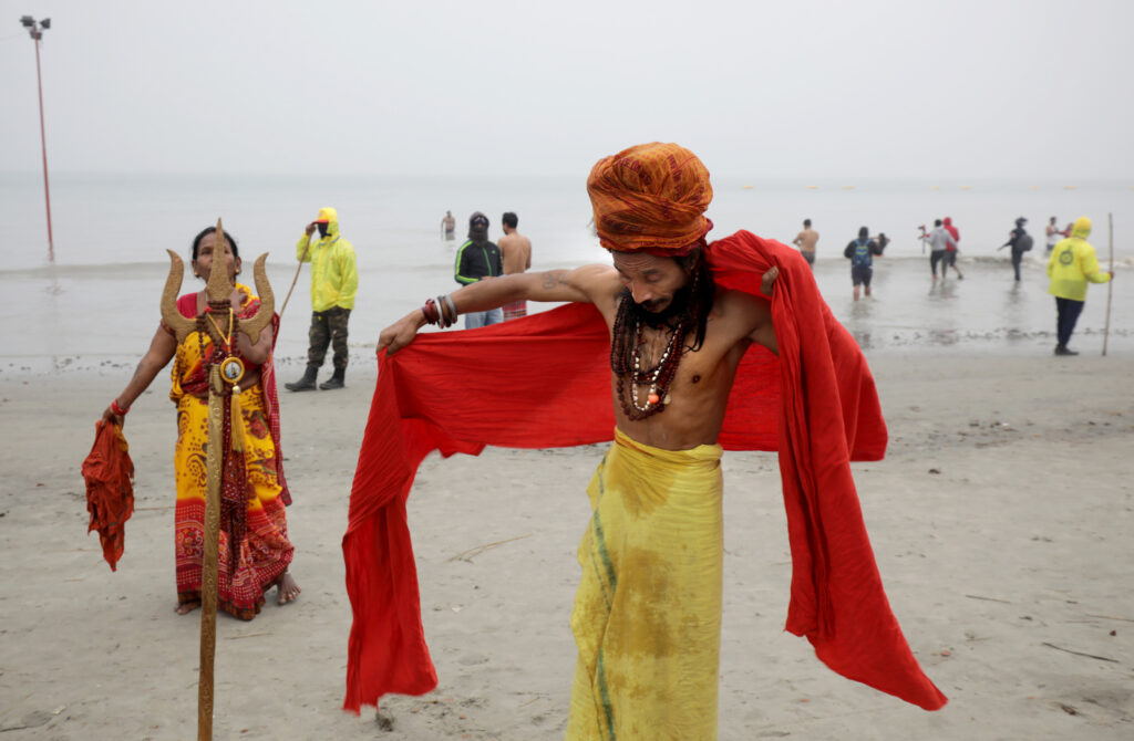 Hindular Covid dinlemiyor! Binlerce kişi Ganj nehrine girdi
