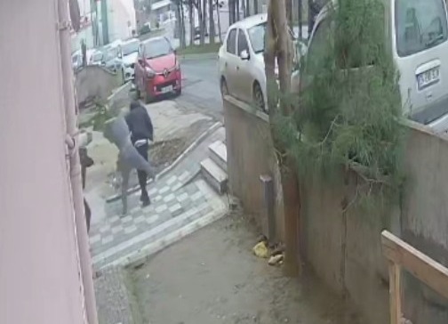 Elektrik kesen görevlilere mınçıkalı dayak kamerada