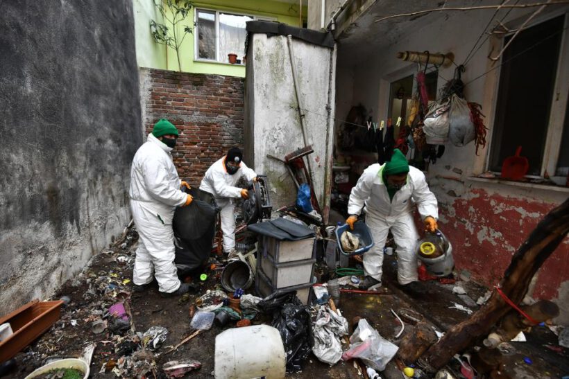 Evden 3 kamyon çöp çıktı