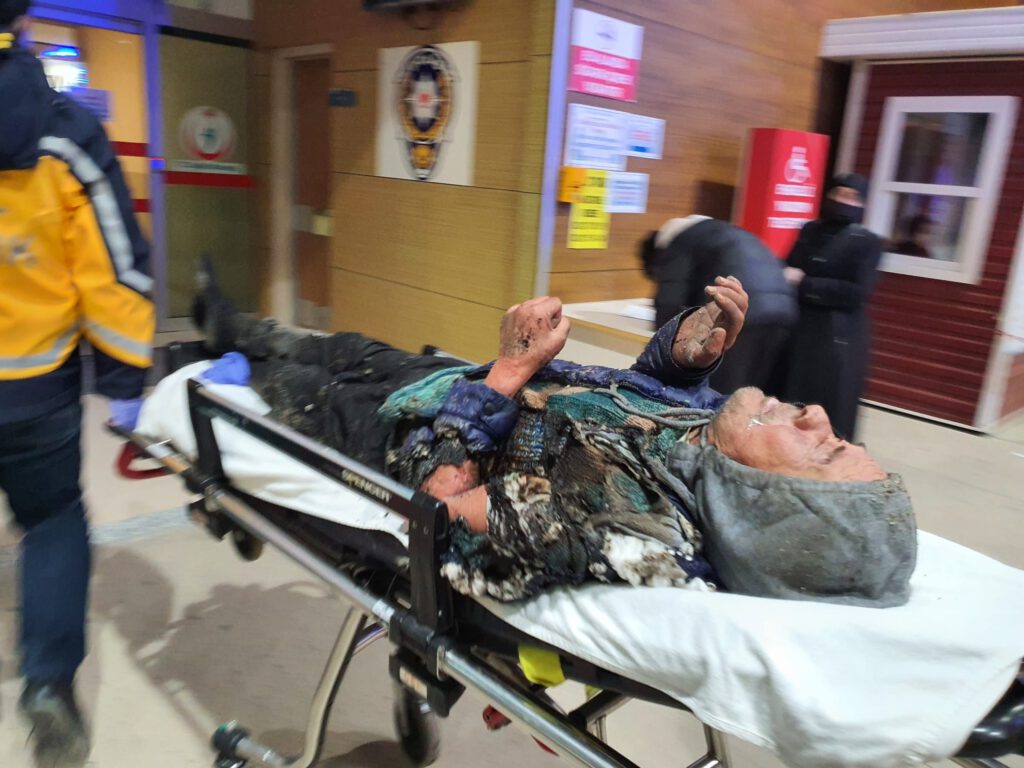 Bursa’da alkollü adam yaktığı ateşe düştü