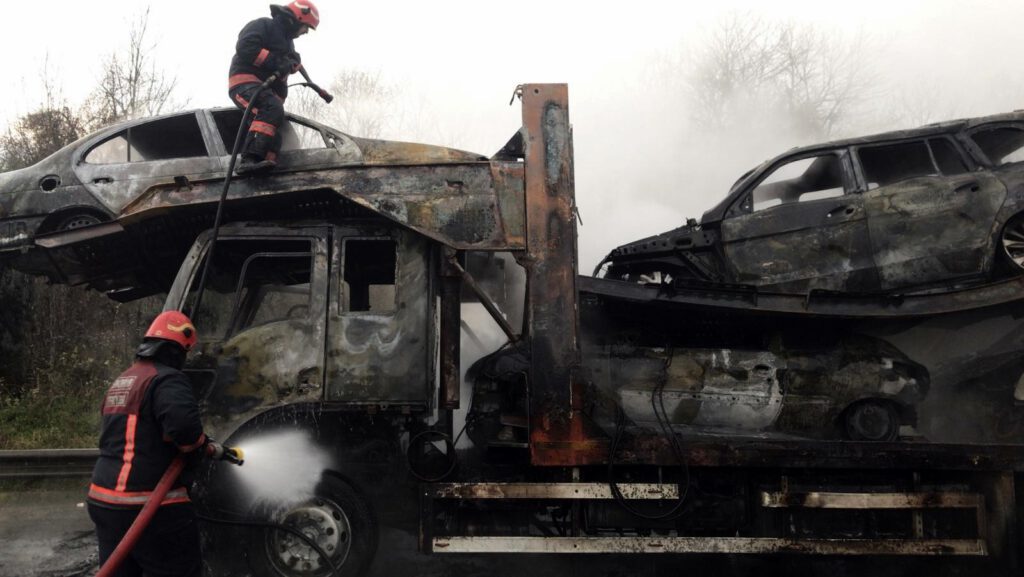 Tır yandı, taşıdığı 4 araç küle döndü