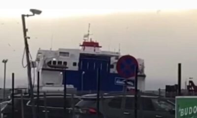 Devasa feribot fırtınada beşik gibi sallandı