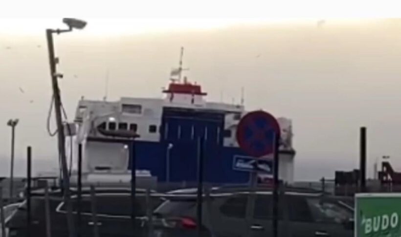 Devasa feribot fırtınada beşik gibi sallandı