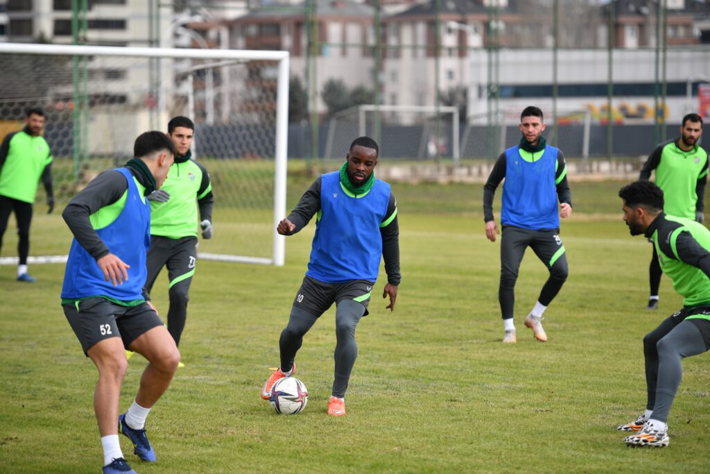 Bursaspor üç eksikle Eyüpspor maçı hazırlıklarına başladı